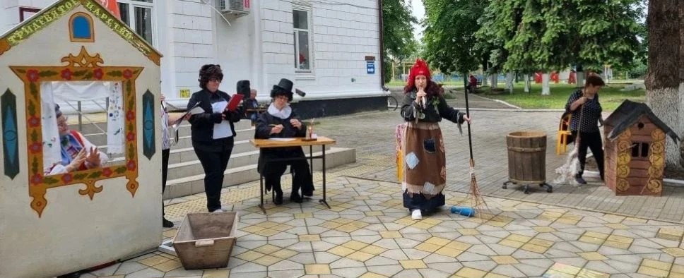 Мальчишки и девчонки соревновались в ловкости в игре «Катание на метле» 