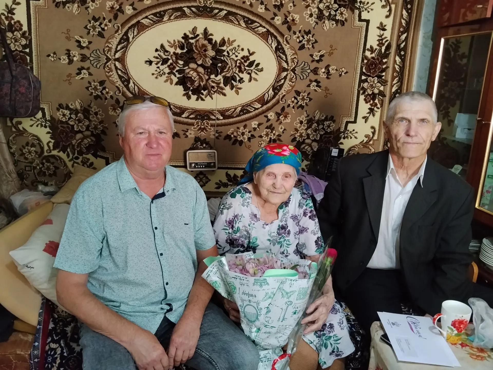 Председатель Кавказской районной организации ветеранов А. М. Долженко поздравил с 97-летием. Молочкову Евдокию Степановну. Он пожелал ей здоровья, благополучия и внимания со стороны близких и родных.