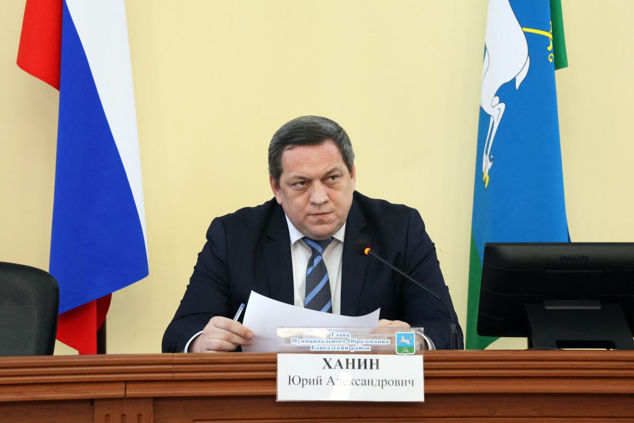 Глава района Юрий Ханин провел серию рабочих совещаний