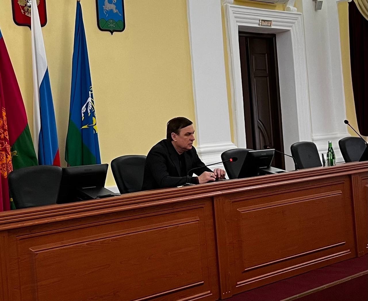 Глава района повел рабочее совещание со своими заместителями, главами города и сельских поселений, сотрудниками ЖКХ.