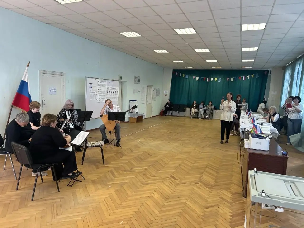 Творческие коллективы района задают тон хорошему настроению для всех участников выборов