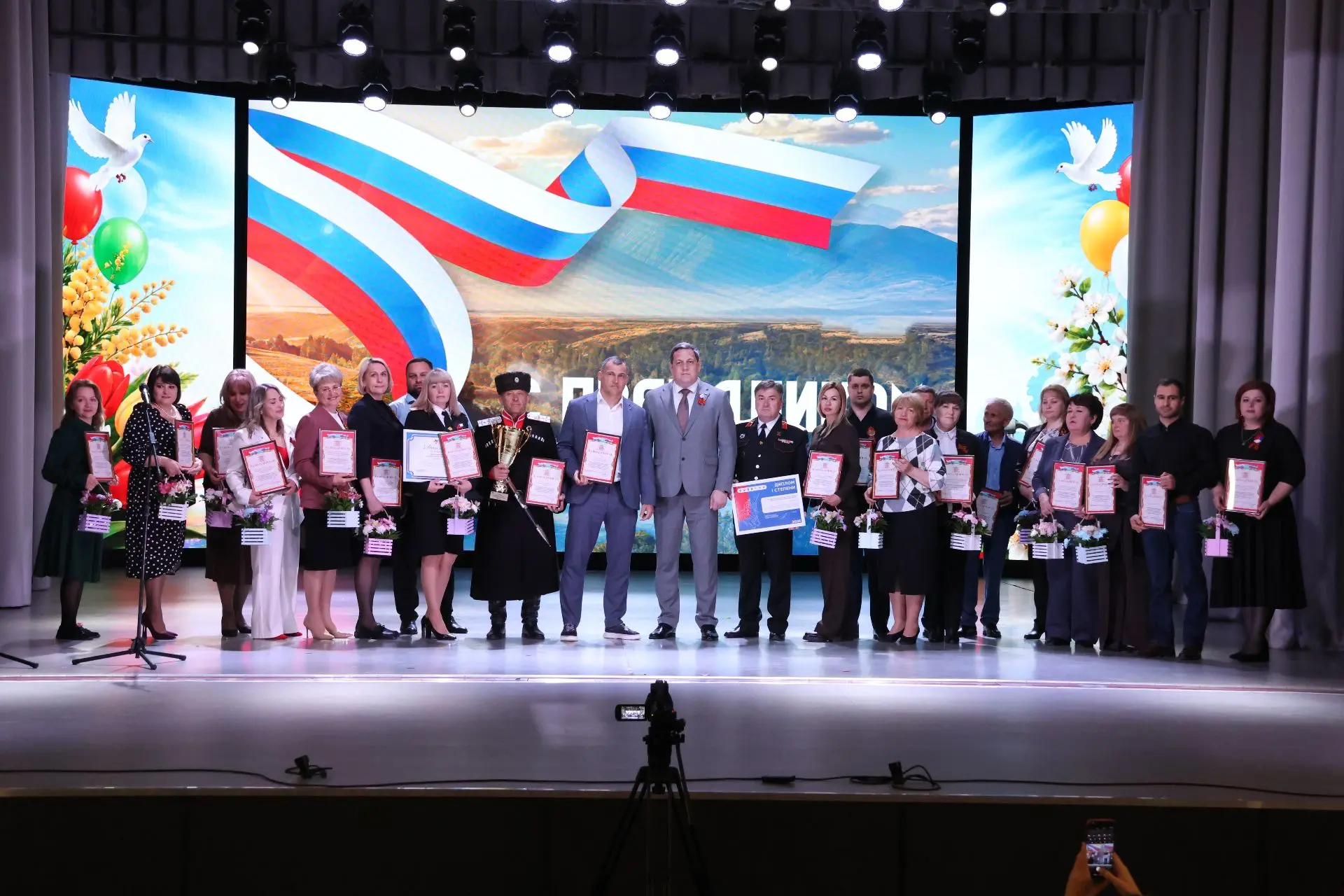 Благодарности и почетные грамоты в преддверии Дня труда