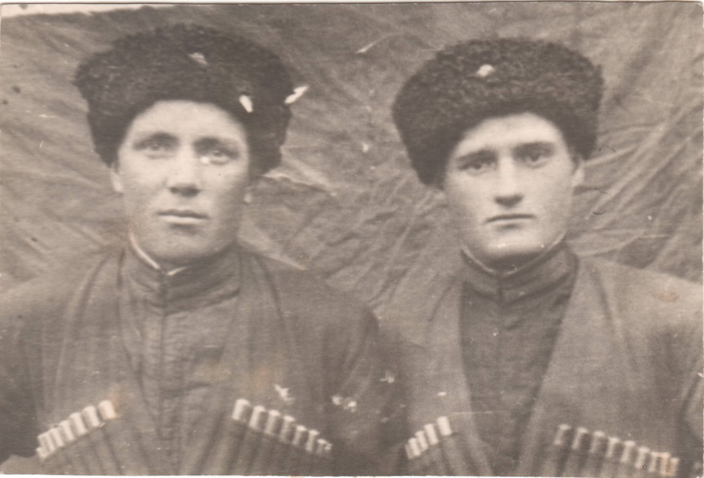 Рыжов Григорий Дмитриевич слева.jpg